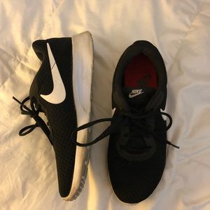 NIKE BLACK AND WHITE RUNNING SHOES